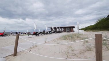 Saint Petersburg, Rusya - 6 Ağustos 2018: Beyaz kumlu, şezlonglu ve üzerinde oturan bazı kişiler.