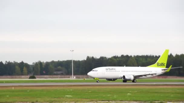 SAN PETERSBURG, RUSIA - 20 DE AGOSTO DE 2018: Un avión grande con fuselaje blanco y cola verde se mueve en la pista del aeropuerto . — Vídeos de Stock