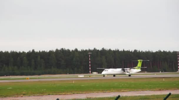 サンクトペテルブルク、ロシア - 8月 20、 2018: 白い胴体と緑の尾を持つ近代的な飛行機は、空港の滑走路を離陸しています. — ストック動画