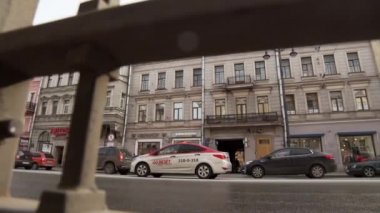 Saint Petersburg, Rusya - 25 Ekim 2018:Bina cepheleri, yürüyen insanlar, trafik sıkışıklığı ile büyük yol ile meşgul sokak
