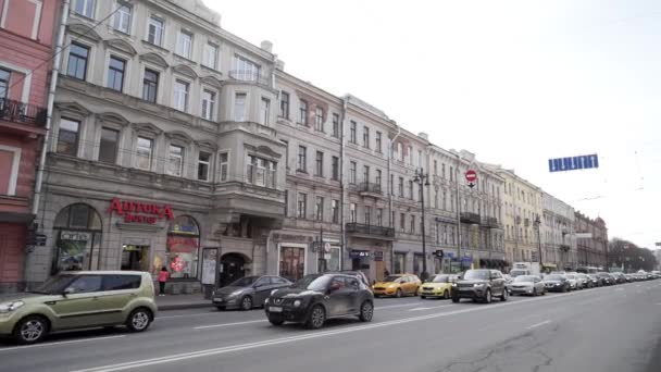 SAN PETERSBURG, RUSIA - 25 DE OCTUBRE DE 2018: Ocupada calle con fachadas de edificios, gente caminando, gran carretera con coches en movimiento — Vídeos de Stock