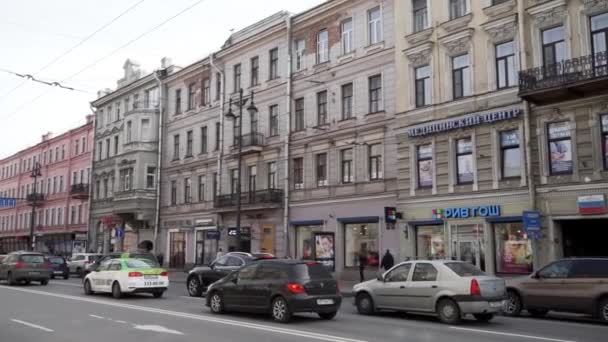 SAINT PETERSBURG, RÚSSIA - OUTUBRO 25, 2018: Grande estrada larga com carros e ônibus em movimento, as pessoas estão andando nas calçadas . — Vídeo de Stock