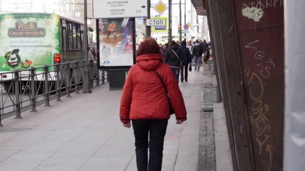 Санкт-Петербург, Росія-25 жовтня 2018: тротуарі з прогулянкові люди на вулиці з будівлями, дорога з рухомими автомобілями — стокове відео
