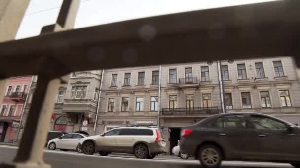 俄罗斯圣彼得堡 - 2018年10月25日：拥挤的道路，汽车仍然站在街道旁边，有建筑物外墙 — 图库视频影像