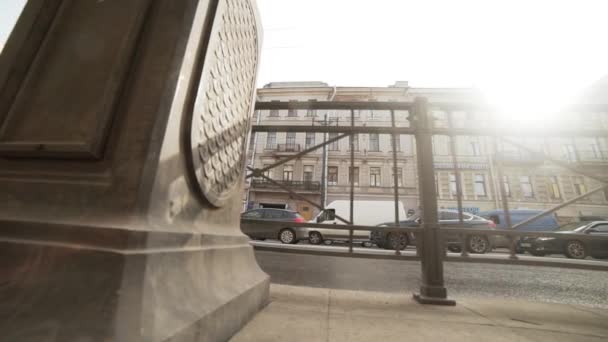 Санкт-Петербург, Росія-25 жовтня 2018: дорога з пробним джемом, зайнята вулиця з будівлями фасадів та прогулянкові люди — стокове відео