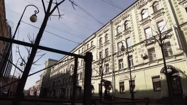 Sankt Petersburg, Rosja-25 października 2018: dekoracje dwóch starych pięknych beżowych i pomarańczowych budynków na jasny słoneczny dzień. — Wideo stockowe