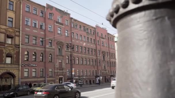 Saint Petersburg, Rusya - 25 Ekim 2018:Araba larla dolu yoğun bir yol ve sevimli eski pembe bina ile büyük şehirde güneşli bir gün. — Stok video