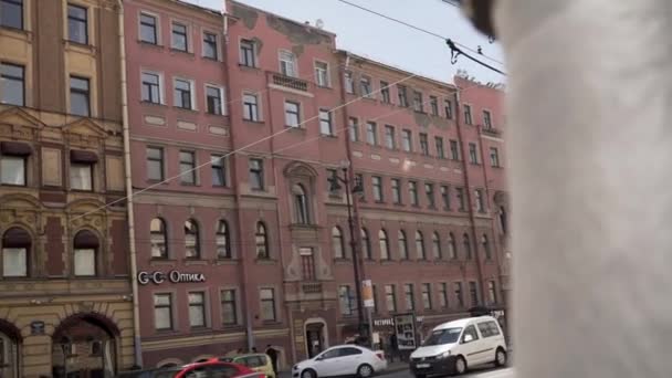 SAN PETERSBURG, RUSIA - 25 DE OCTUBRE DE 2018: Carretera llena de coches y edificio con una bonita arquitectura en la calle en un día soleado — Vídeos de Stock