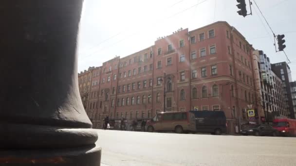 Petrohrad, Rusko-25. října 2018: pohled na růžovou starou krásnou budovu umístěnou nedaleko velké rušné silnice ve velkém městě — Stock video