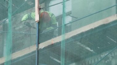Saint Petersburg, Rusya - 15 Aralık 2018:Yeşil ağ la kaplı iskelede üniformalı erkek işçiler