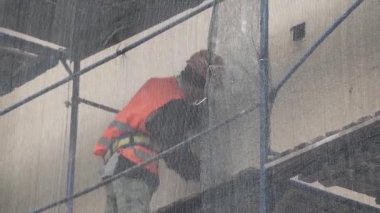 Saint Petersburg, Rusya - 15 Aralık 2018:Gri ağ kaplı iskelede tek tip çalışan inşaat erkek işçiler