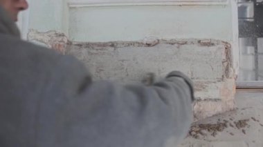 Saint Petersburg, Rusya - 10 Nisan 2018: Erkek işçiler, tuğla duvar parçasını büyük boya fırçasıyla doğru bir şekilde boyaladı.