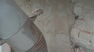 Saint Petersburg, Rusya - 10 Nisan 2018: Üniforma ve eldiven giyen erkek işçi spackle bıçağıyla duvara sıva yaptı