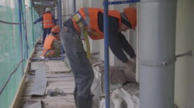 Saint Petersburg, Rusya - 10 Nisan 2018: İnşaat işçisi iskele çalışmaları sırasında elektrikli kesme makinesi kullanıyor.
