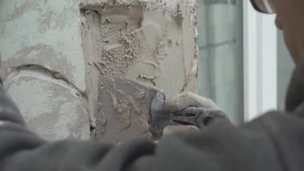 Sankt Petersburg, Rosja-10 kwietnia 2018: plaster roboczy część zielonej ściany z narzędziem łopatki na powierzchni budowlanej. — Wideo stockowe