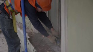 Saint Petersburg, Rusya - 10 Nisan 2018: Matue adam işçi duvarın eski toz metalik kısmını kesmek için kesme makinesi kullanır