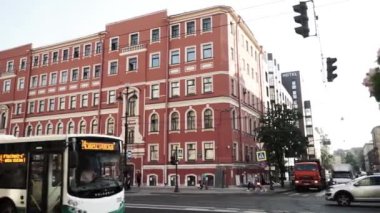 Saint Petersburg, Rusya - 19 Haziran 2018: Araba larla dolu yoğun bir yol ve sevimli pembe bina ile büyük şehirde güneşli bir gün.