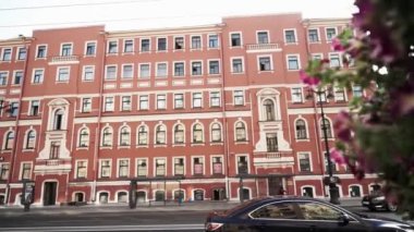 Saint Petersburg, Rusya - 19 Haziran 2018: Güneşli bir günde araba larla dolu yoğun bir yol ve sevimli eski pembe bina ile büyük sokak