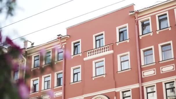 SAINT PETERSBURG, RUSSIA - 19 GIUGNO 2018: Bella facciata di casa con diverse finestre incorniciate di marrone e tubo della grondaia della pioggia — Video Stock