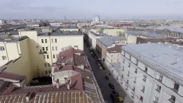 Sint-Petersburg, Rusland-19 juni 2018: drone-weergave van het grote stadsdeel van de grote stad met gebouwen, topdaken, straten en auto's — Stockvideo