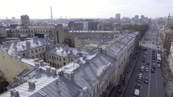 SAN PETERSBURG, RUSIA - 19 DE JUNIO DE 2018: Vista superior de gran área urbana de gran ciudad con edificios, toproofs, calles y coches — Vídeo de stock