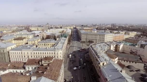 SAN PETERSBURG, RUSIA - 19 DE JUNIO DE 2018: Vista aérea de gran área urbana de gran ciudad con edificios, toproofs y amplia carretera — Vídeo de stock