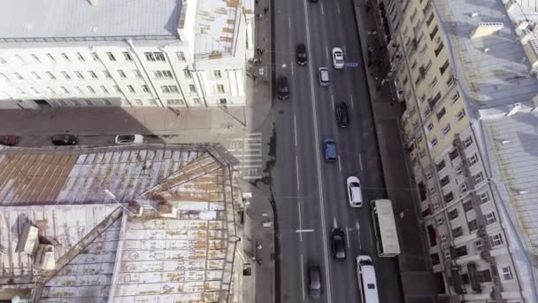 САЙНТ-ПЕТЕРБУРГ, РОССИЯ - 19 июня 2018 года: Беспилотный обзор дороги с множеством автомобилей различных цветов среди зданий — стоковое видео