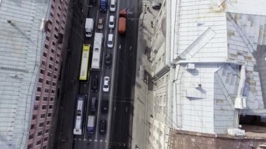 Saint Petersburg, Rusya - 19 Haziran 2018: Binalar arasında farklı renklerde sürüş araba dolu yoğun yolun üst görünümü