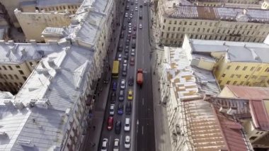 Saint Petersburg, Rusya - 19 Haziran 2018: Binalar arasında farklı renklerde sürüş araba dolu geniş yolun havadan görünümü