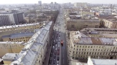 Saint Petersburg, Rusya - 19 Haziran 2018: Şehrin kentsel peyzajı, birçok biniş arabası, bina ve caddeile geniş yol.