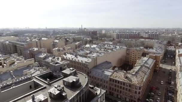 SAINT PETERSBURG, RÚSSIA - JUNHO 19, 2018: Vista espetacular do céu de edifícios, telhados, ruas na área urbana da cidade grande — Vídeo de Stock