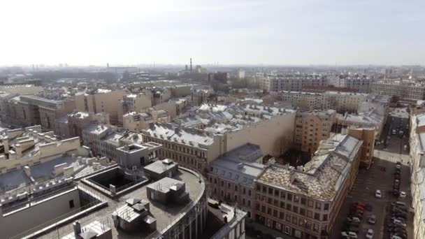 SAN PETERSBURG, RUSIA - 19 DE JUNIO DE 2018: Espectacular vista del cielo de edificios, azoteas, calles en la gran ciudad urbana — Vídeos de Stock