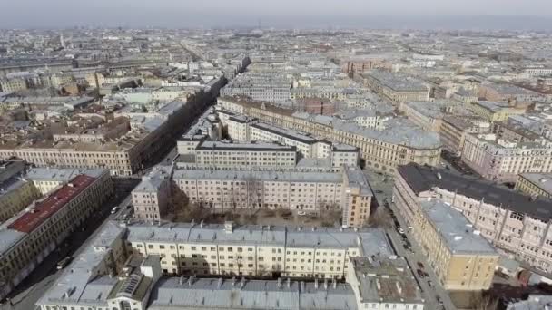 SAN PETERSBURG, RUSIA - 19 DE JUNIO DE 2018: Impresionante paisaje de edificios, azoteas, calles en la gran ciudad urbana — Vídeo de stock