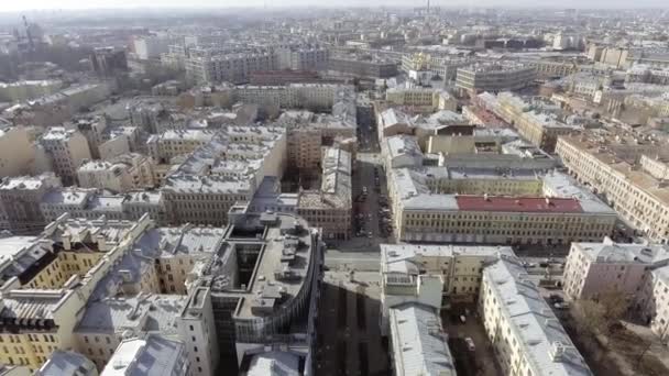 SAN PETERSBURG, RUSIA - 19 DE JUNIO DE 2018: Impresionante vista del cielo de edificios, azoteas, calles en la gran ciudad urbana — Vídeos de Stock