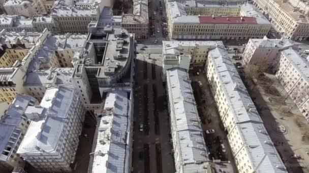 SAN PETERSBURG, RUSIA - 19 DE JUNIO DE 2018: Hermoso paisaje de edificios, azoteas, calles en la gran ciudad urbana — Vídeo de stock