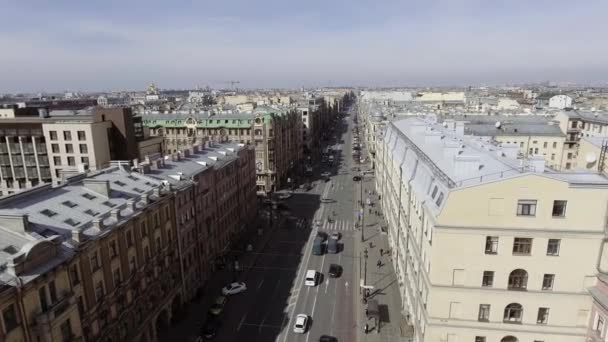 Petrohrad, Rusko-19. června 2018: roztomilý čtyřkopský výhled na budovy, střechy, ulice ve velkém městském městě — Stock video