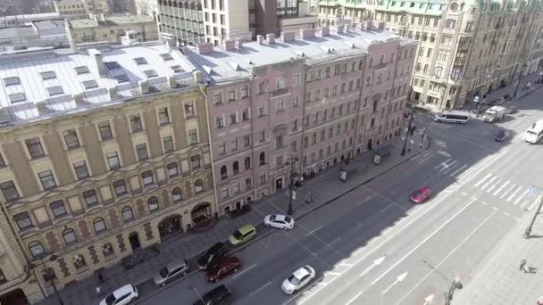 SAN PETERSBURG, RUSIA - 19 DE JUNIO DE 2018: Impresionante vista de drones de edificios, azoteas, calles en la gran ciudad urbana — Vídeos de Stock