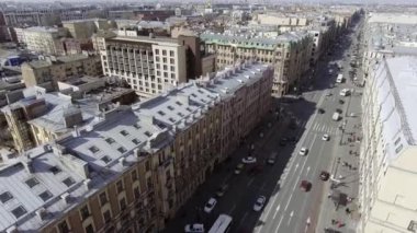 Saint Petersburg, Rusya - 19 Haziran 2018: Binaların sevimli manzarası, çatılar, sokaklar, büyük şehirde araba ile yollar.