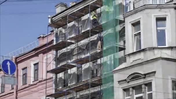 Санкт-Петербург, Росія-19 червня 2018: Тімелаз погляд на старий будівельний фасад з постійним процесом будівництва. — стокове відео