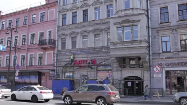 Αγία Πετρούπολη, Ρωσία-19 Ιουνίου, 2018: θέα του συνωστισμένο δρόμο με κατασκευή παλαιού μπεζ πρόσοψη κτιρίου — Αρχείο Βίντεο