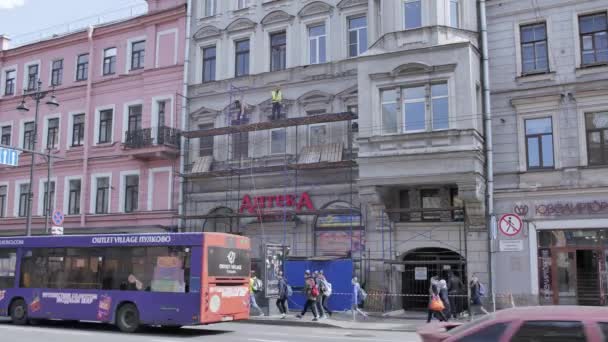 SAINT PETERSBURG, RÚSSIA - JUNHO 19, 2018: Vista em tempo real da rua com processo de construção da antiga fachada do edifício bege — Vídeo de Stock