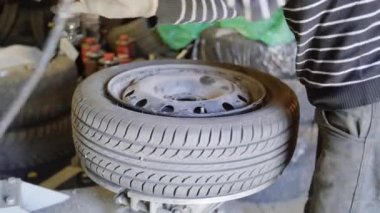 Yetenekli adam araba tamircisi pompaları lastik tekerlek üzerinde otomatik onarım hizmeti dışında.
