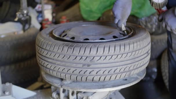 Técnico de coche calificado bombea el neumático en la rueda en servicio de reparación de automóviles fuera . — Vídeos de Stock