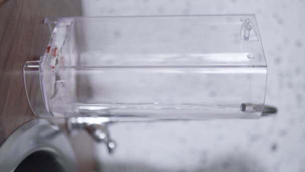 El envase compacto de plástico de la máquina de café se llena con agua del grifo en la cocina . — Vídeos de Stock