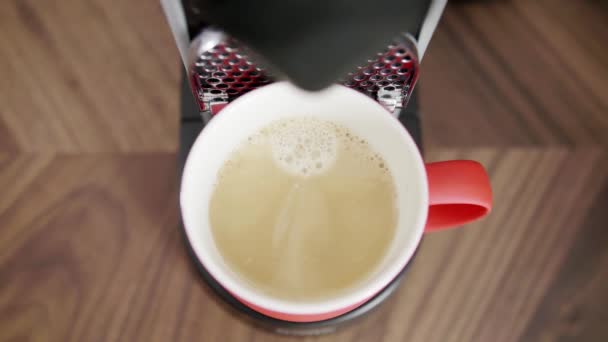Çocuklar el otomatik kahve makinesi tepsisine kahve ile kırmızı fincan dışarı alır. — Stok video