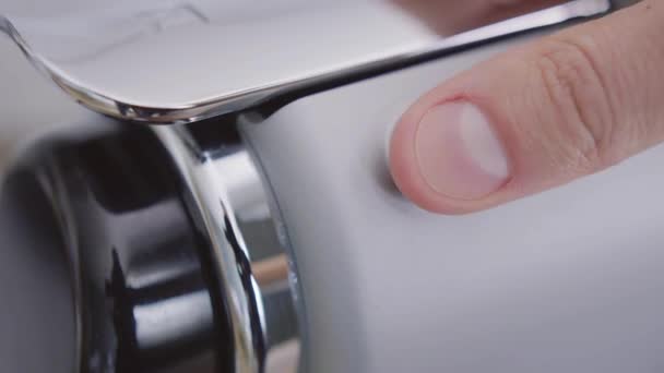 Один палец нажимает круглую форму кнопки на панели автоматической кофеварки . — стоковое видео