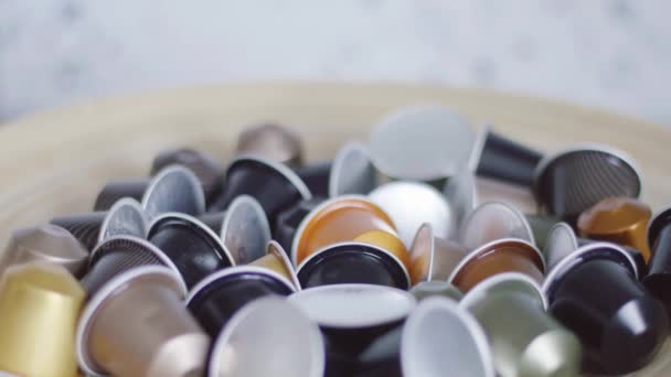 Someones hand abrupt neemt koffie capsule uit Bowl met andere capsules. — Stockvideo