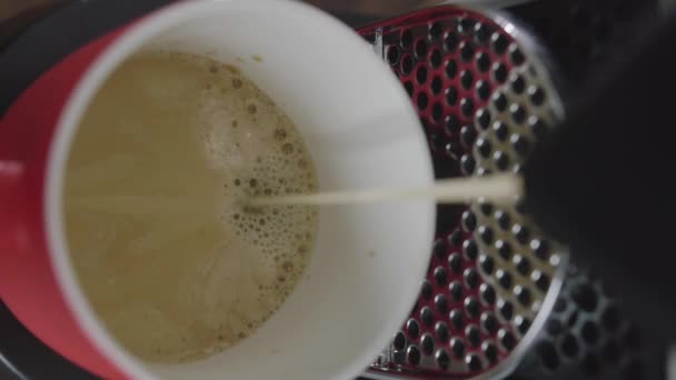 El café caliente se vierte en la taza roja colocada en la bandeja de la máquina de café automática . — Vídeos de Stock