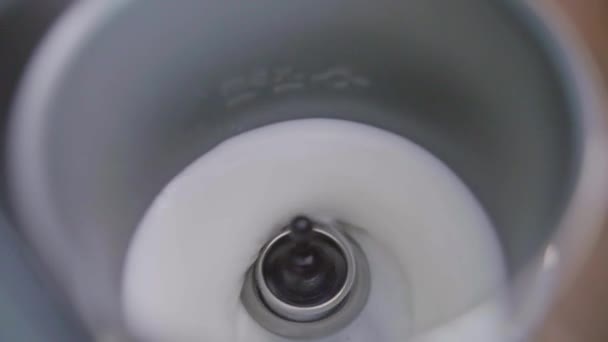 Vista de trabalho moderno metálico espuma de leite elétrico com pequeno wisk no fundo — Vídeo de Stock