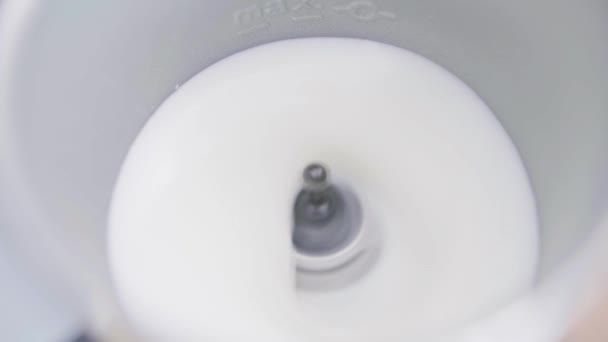 A tej megrendült a fémes elektromos tej Frother kis wisk alul — Stock videók